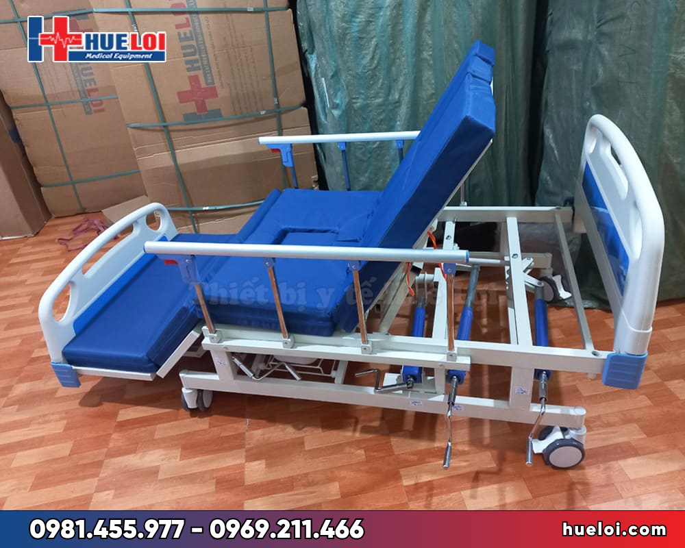 Giường y tế đa năng đầu nhựa 4 tay quay A01-I hạ chân góc to